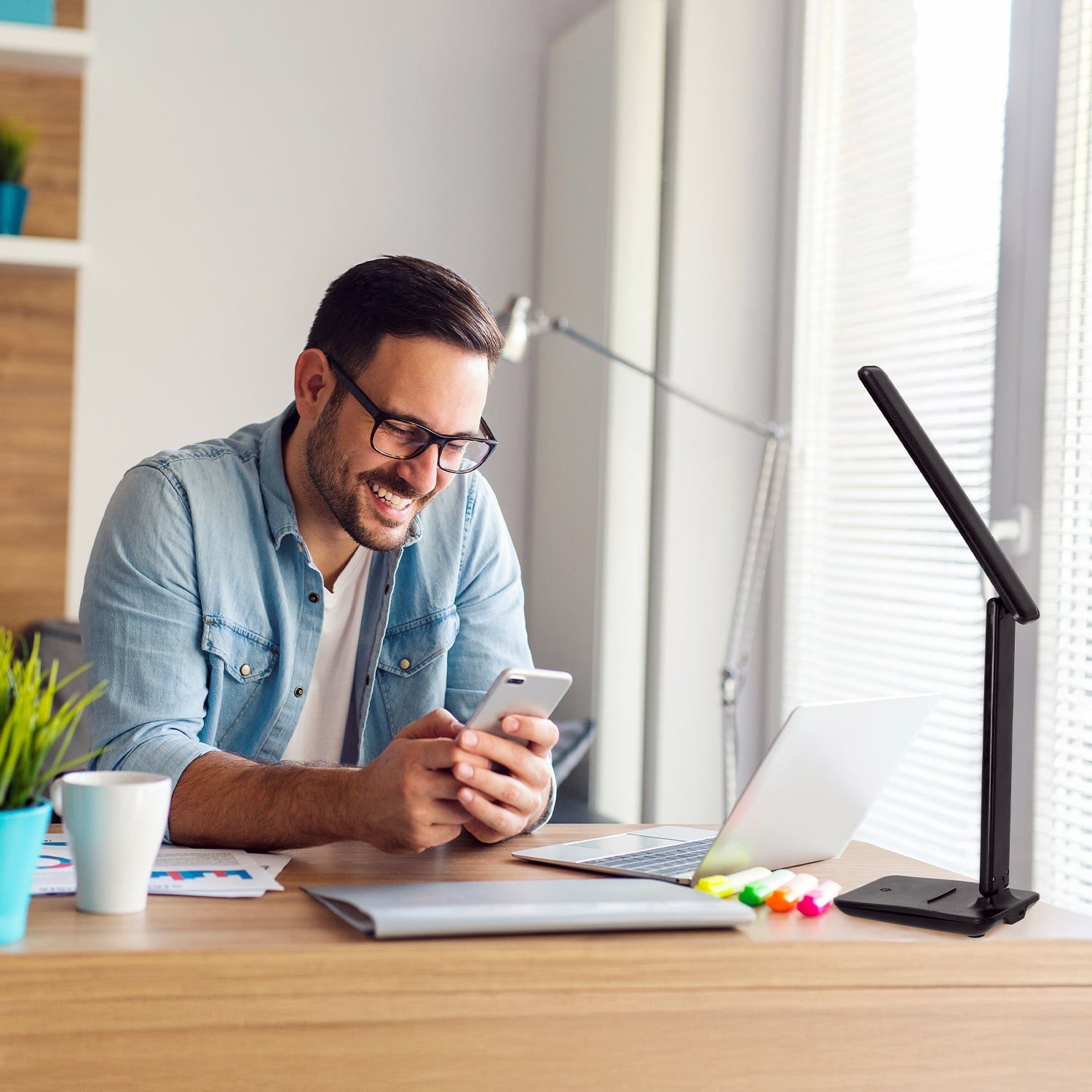 Lampka biurkowa LED 7W czarna 3 barwy światła 3CCT ściemniacz regulowana z uchwytem na telefon - LAITICA