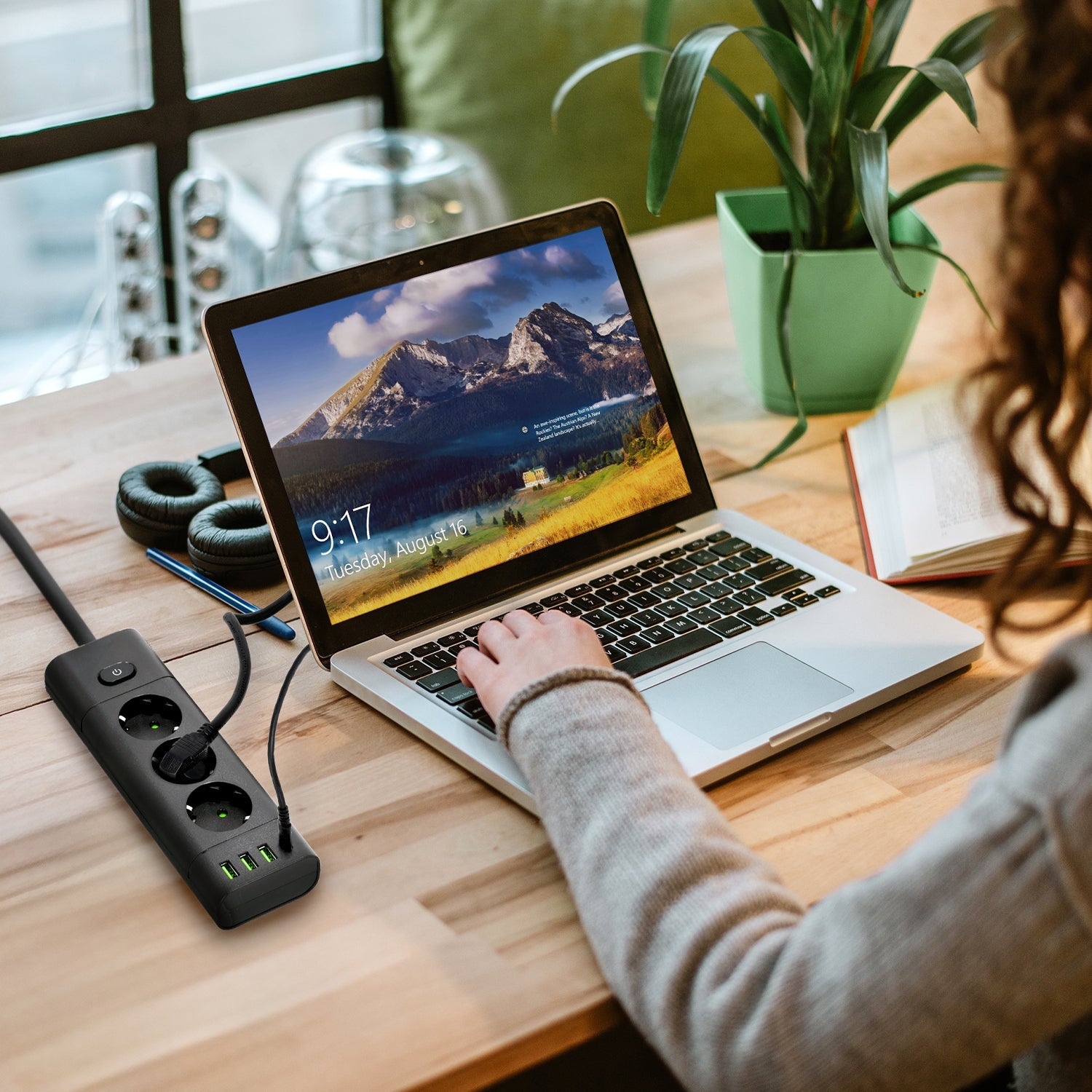 Przedłużacz 3 gniazda 230V z USB i USB - C 3250W 16A z wyłącznikiem czarny - LAITICA