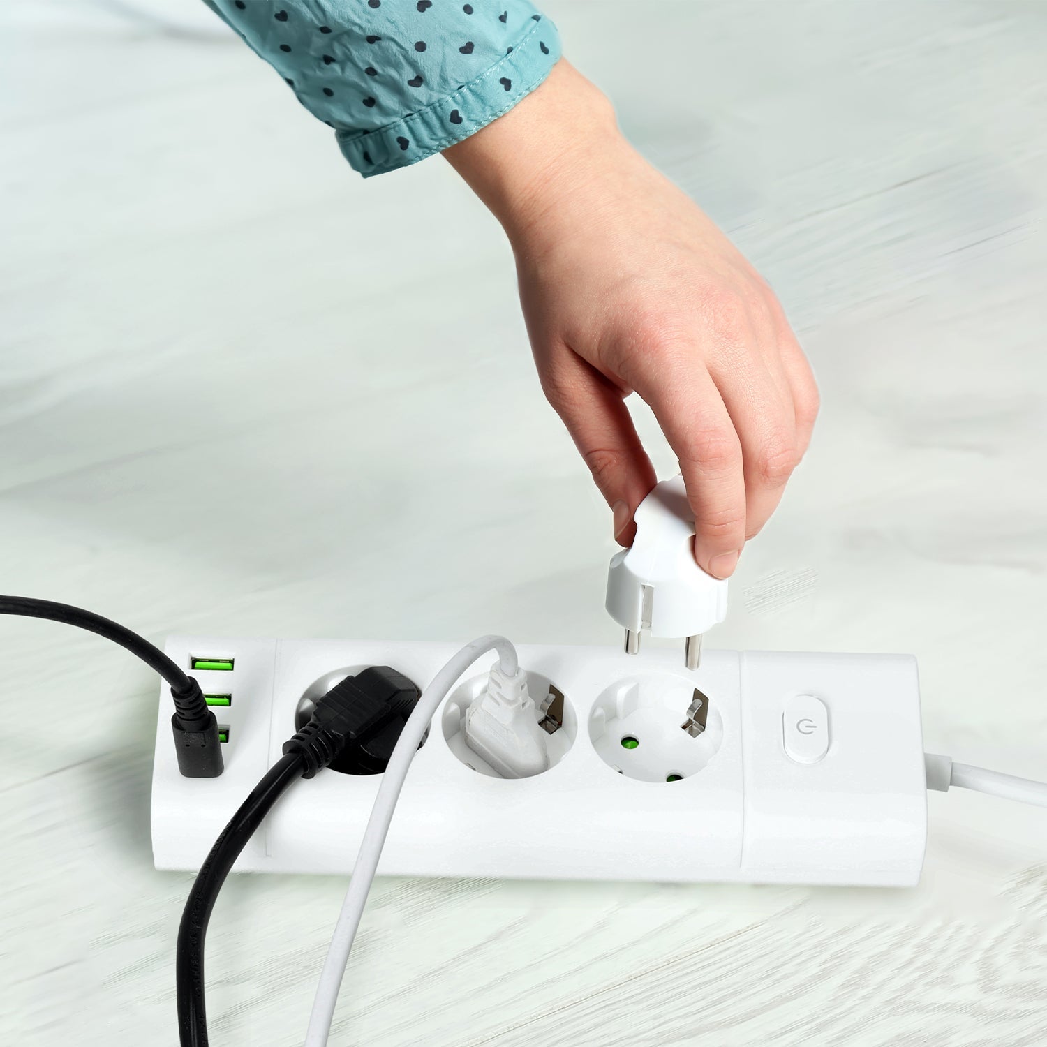 Przedłużacz 3x230V z USB i USB - C 3250W 16A z wyłącznikiem – biały - LAITICA