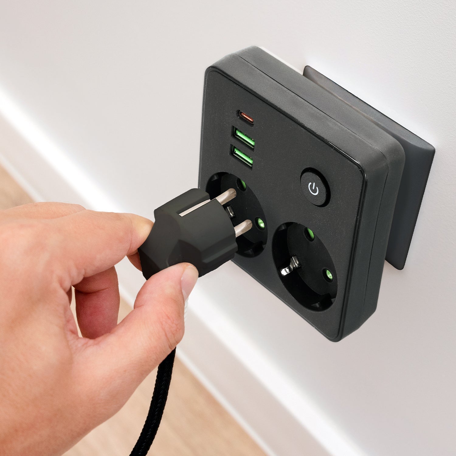 Rozgałęźnik 2 gniazda 230V z USB i USB - C 2500W 10A z wyłącznikiem - LAITICA