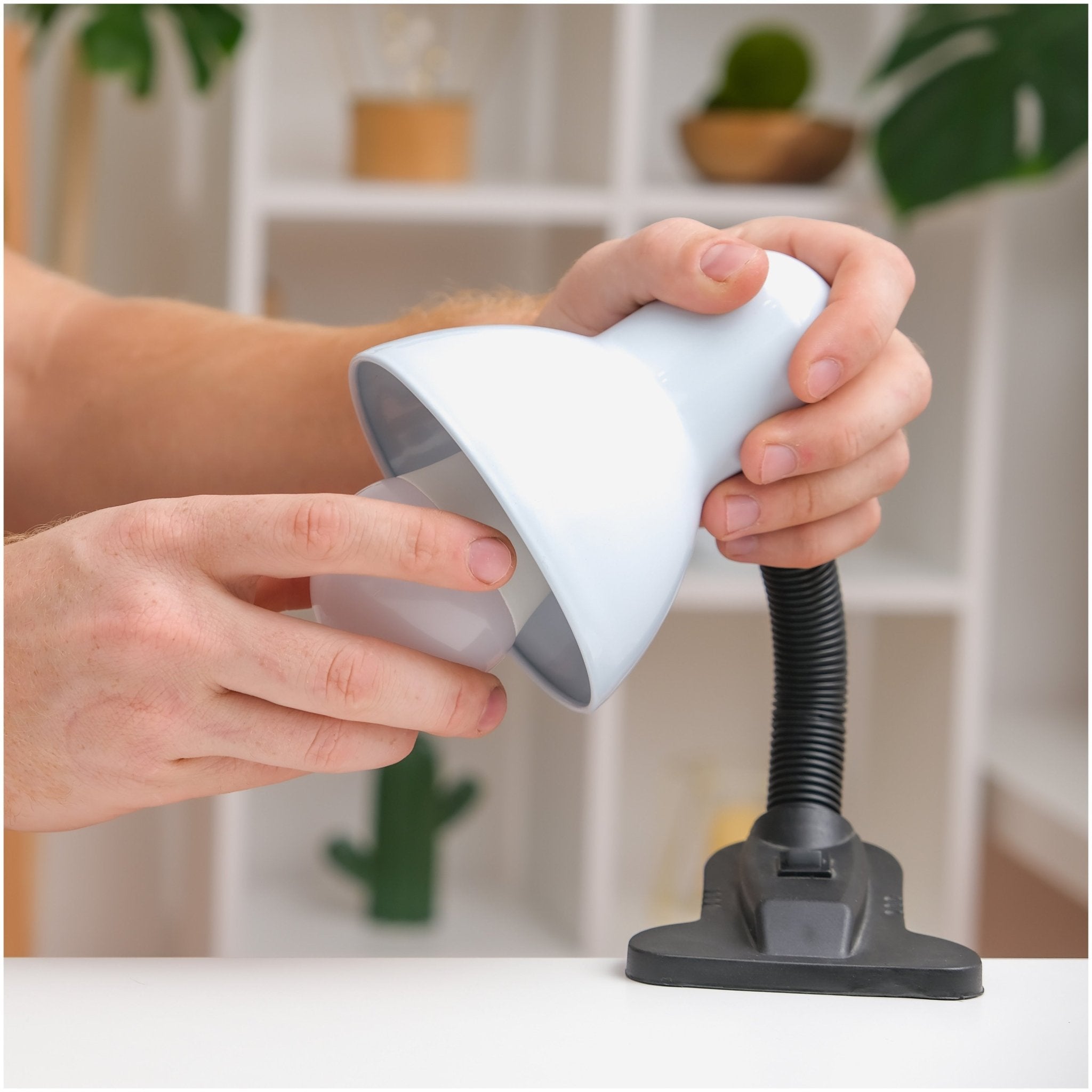 Żarówka LED MB 8,5W Barwa Neutralna Biała E14 4000K 180 stopni 806lm - LAITICA