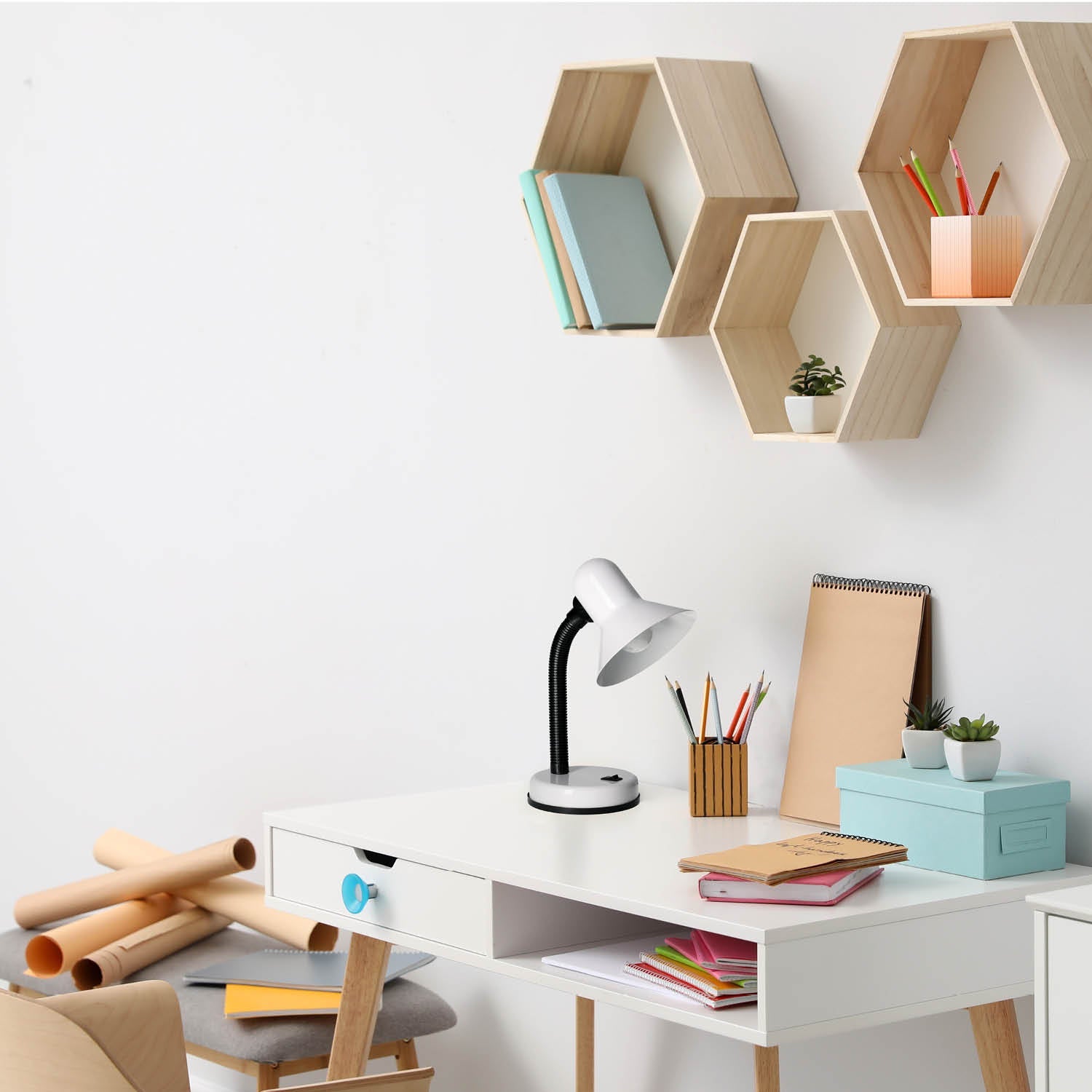 Lampka biurkowa LAMBI z regulowanym kloszem biała - LAITICA